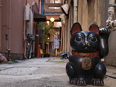 Black maneki neko